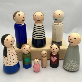 Peg Dolls 50 pi&egrave;ces dans un &eacute;tui de rangement